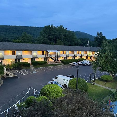 The Black Mountain Inn Братълборо Екстериор снимка