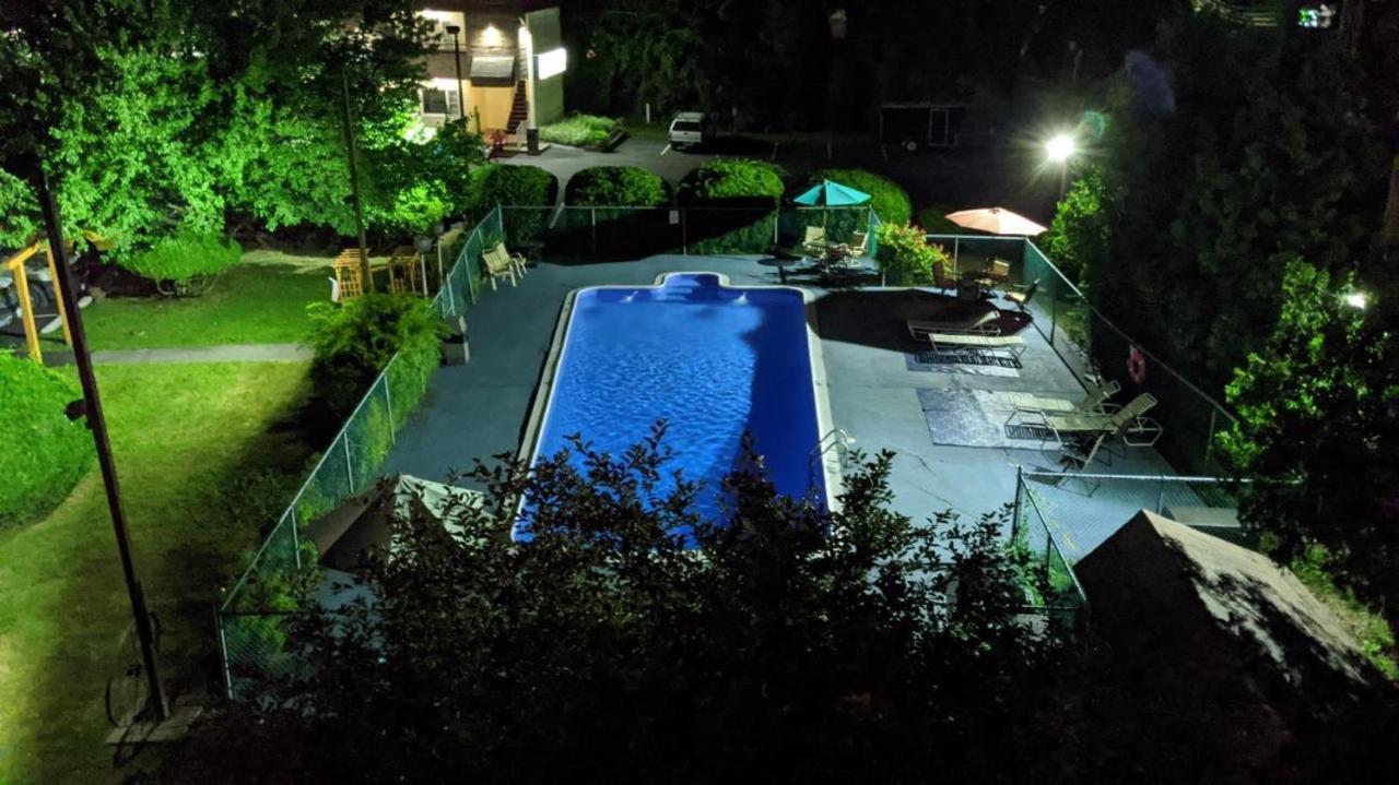 The Black Mountain Inn Братълборо Екстериор снимка