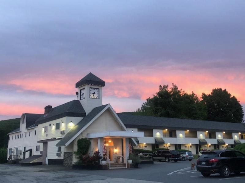 The Black Mountain Inn Братълборо Екстериор снимка