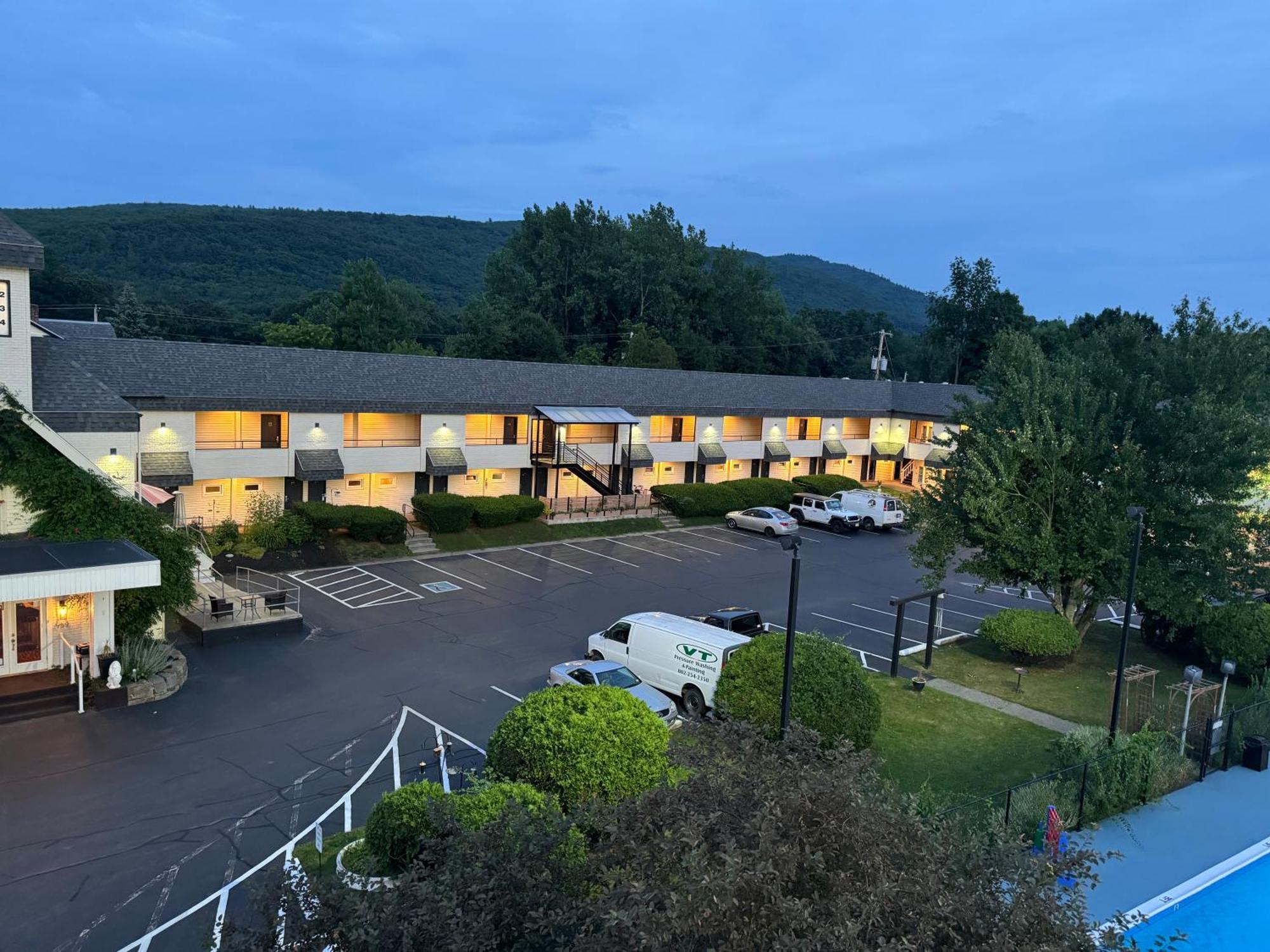The Black Mountain Inn Братълборо Екстериор снимка
