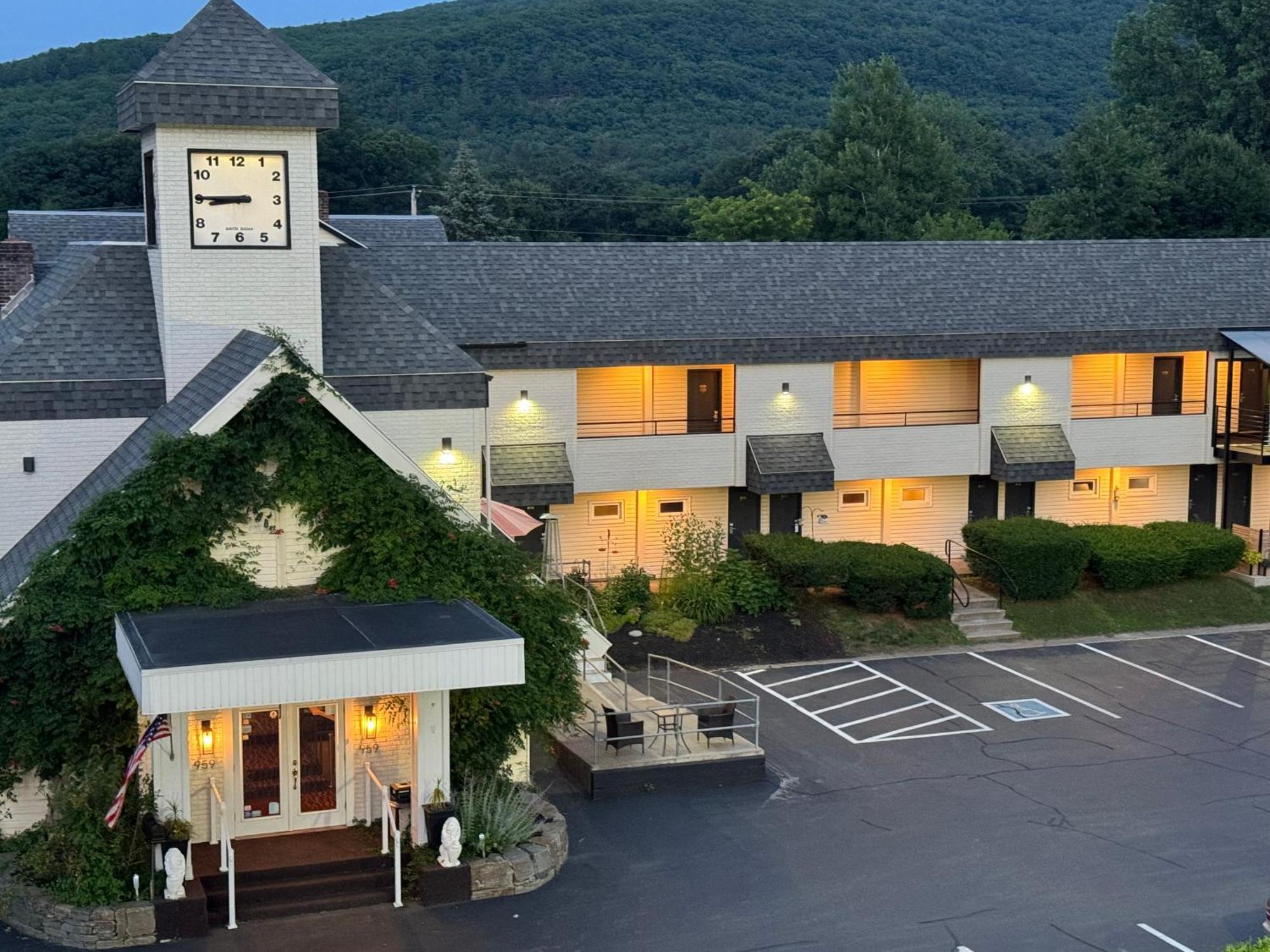 The Black Mountain Inn Братълборо Екстериор снимка