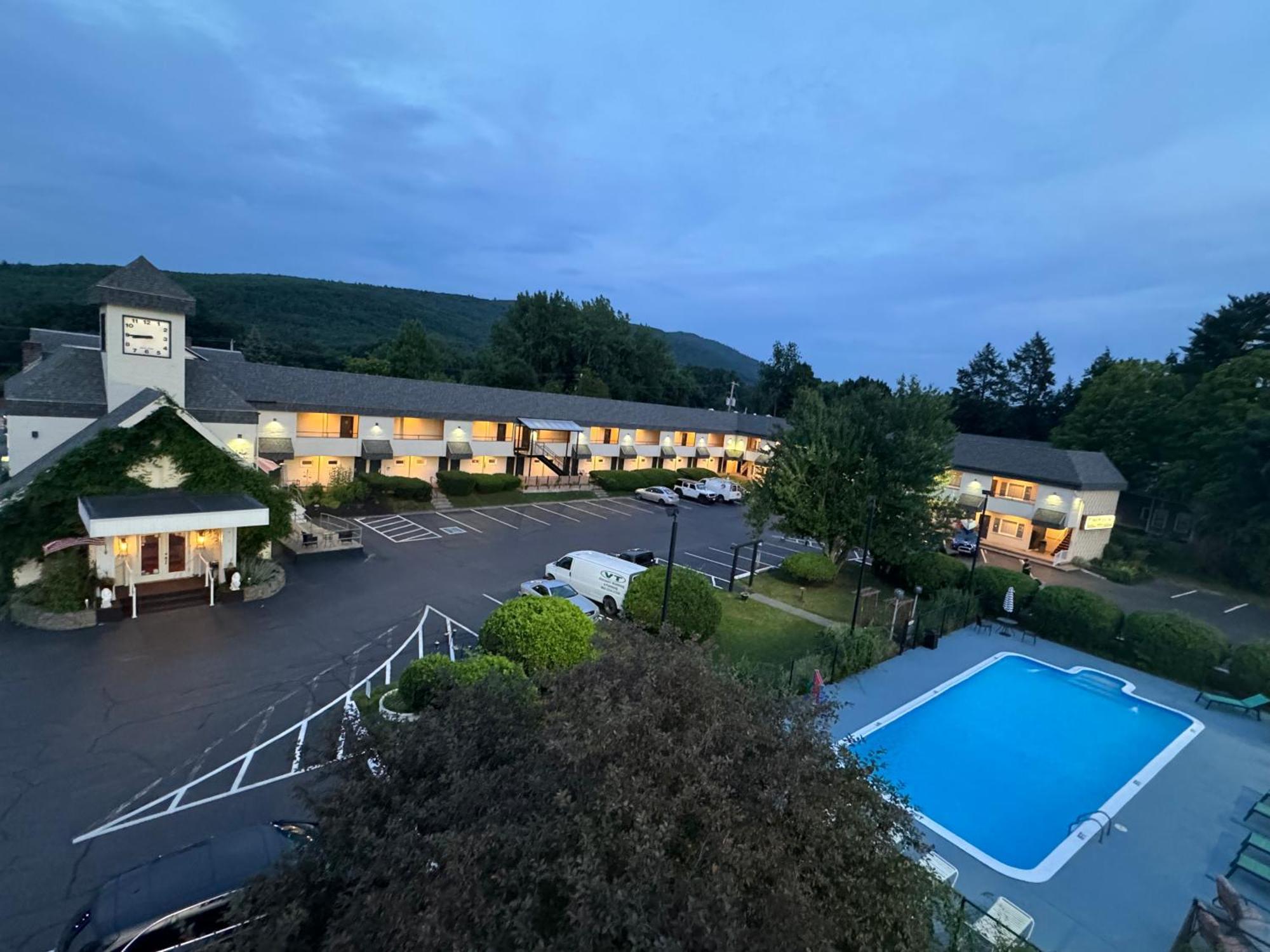The Black Mountain Inn Братълборо Екстериор снимка